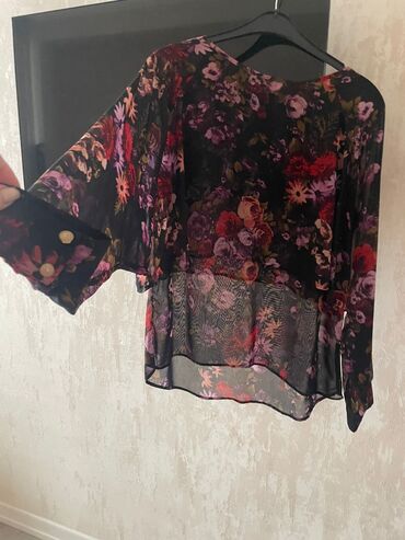 Dəstlər, kostyumlar: Brend: SABRA Ölçü: 40-46-48 Məhsul təsviri: - 2 parçadan ibarət dəst — 5