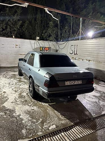 qiş tekeri: Mercedes-Benz W124 sedan - Kuzov: 4 qapılı sedan, mavi-boz rəng. - — 5