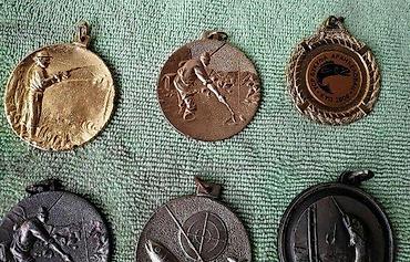 Značke, ordenje i medalje: Stara medalja za ribolov, pecanje, više komada. Očuvane medalje za — 2