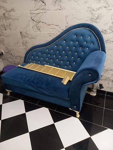 bez parca: Mavi məxməri salon divanı - Şık dizayn: Asimmetrik, dalğalı bel — 1