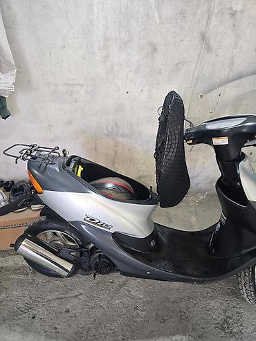 minus disk: Honda Dio skuter. Gümüşü və tünd boz rəng kombinasiyasında, kompakt — 3