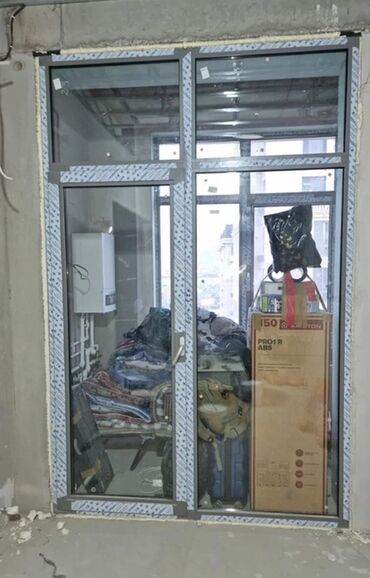трансбой для дома: Алюминиевая остекленная дверь с глухой боковой секцией и верхней