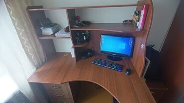 угловой письменный стол: Компьютерный Стол, цвет - Коричневый, Б/у
