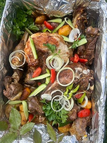 Баранина: Готовим Таш кордо на заказ.Блюдо украшено свежей зеленью, кольцами — 8