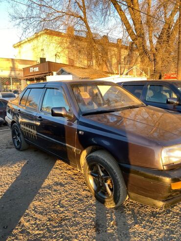 Volkswagen: Volkswagen Vento: 1992 г., 1.8 л, Механика, Газ, Седан