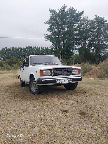 qaz slanqi qiyməti: VAZ 2107 sedan - Kuzov: ağ rəng, 4 qapı, klassik “yeddi” dizaynı - — 2