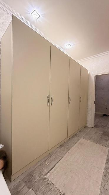 koridor dolapları: Geyim şkafı – açılan qapılı, bej rəngdə, minimalist dizayn — 2