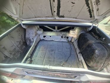 обменять автомобиль с доплатой: ВАЗ 2107, седан белого цвета Описание: - Классический заднеприводный