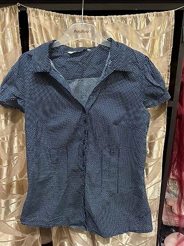 Рубашки: Классическая женская рубашка с коротким рукавом, выполненная из легкой — 8