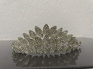 Aksesoari za kosu: Krune 
Cena 1400din — 16