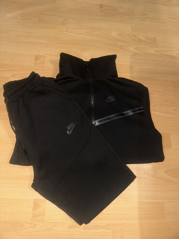 muski duks lacoste: Tech fleece trenerkacrnamuska,velicina je XL ali odgovara M/L