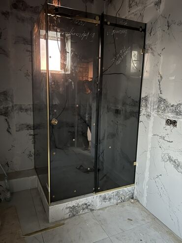 Душевые перегородки и ограждения: Душевые ограждения и перегородки из закалённого стекла под заказ — 17