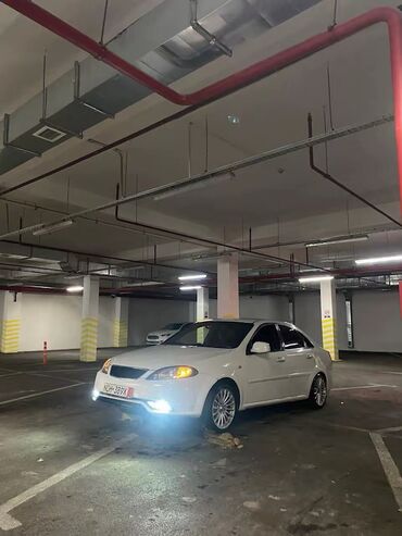 Chevrolet: Daevo Gentra– ağ rəngli sedan Xüsusiyyətlər: - Kuzov: 4 qapılı sedan — 2