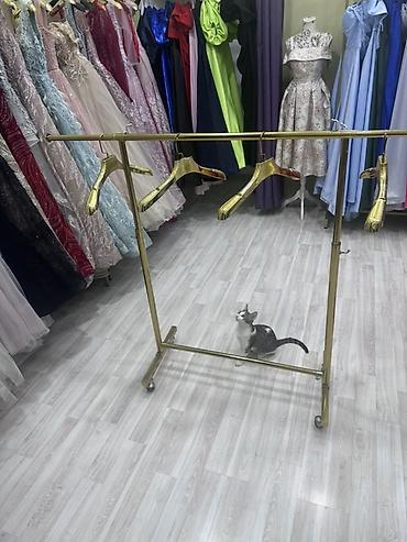 вешилка: Qızılı rəngdə metal geyim asqısı stendi - Material: möhkəm metal — 1