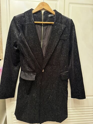 Ziyafət donları: Qara rəngdə, xırda parıltılı daşlarla bəzədilmiş qadın — 9