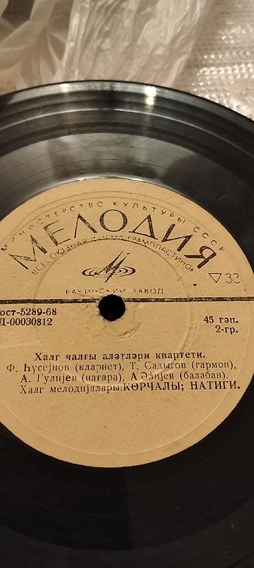 Vinil vallar: Vinil plastinkalar satılır. Bir ədədi 20 manat — 5