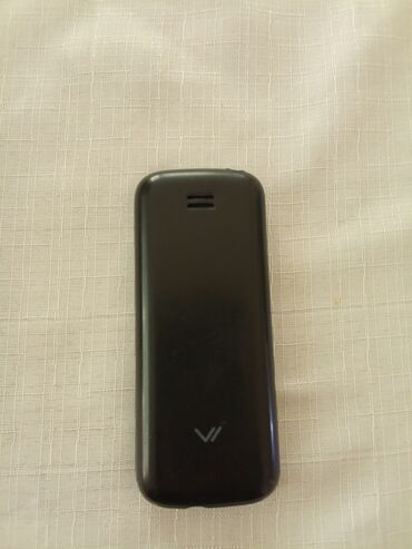 hava telefonu: Sadə mobil telefon klassik qara rəngdə və kompakt dizaynda təqdim
