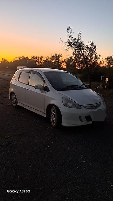 mazda 323 2003: Honda Fit: 2004 г., 1.3 л, Вариатор, Бензин, Хэтчбэк — 2