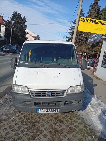Fiat: Fiat Ducato furgon – beli, zatvoreni tovarni kombi. Ključne — 1