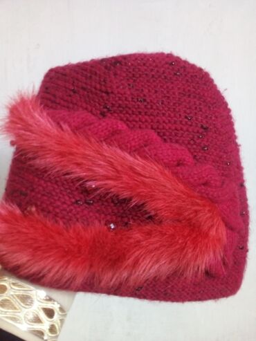 норковые женские шапки: Шапка из России цвет красный отделка норка новая отдам за 1000 сом