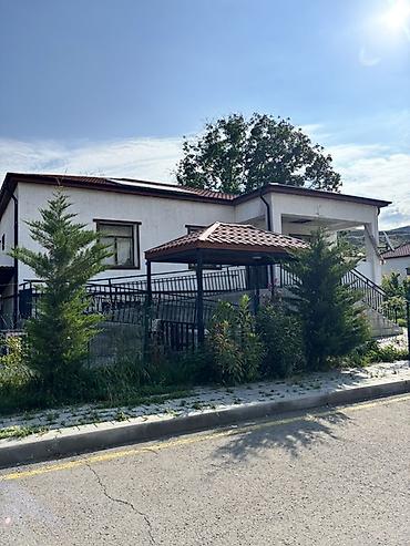 Həyət evləri və villalar: Dağ mənzərəli həyət evi – geniş eyvanlı Üstünlüklər: - Geniş terasda — 6