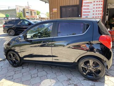 зарядное устройство на авто: Продаю компактный хэтчбек Chevrolet Spark в черном цвете полная