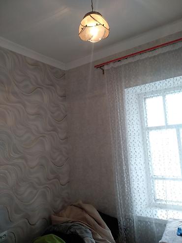 Продажа коттеджей и домов: Продаётся дом центр район площади, саманный, участок 4.8 соток, три — 1