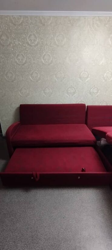 угловый диван: Угловой диван, цвет - Красный, Б/у