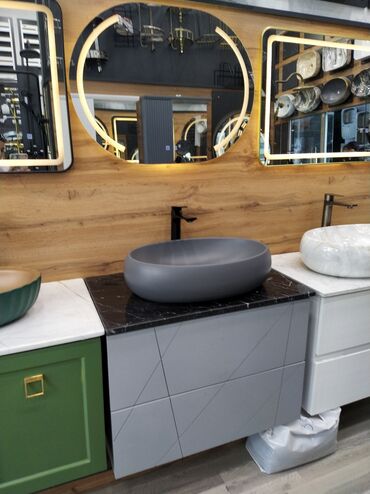 Hamam üçün aksessuarlar: Dəbli boz rəngdə, dairəvi formalı lavabo, qara mərmər üzərində