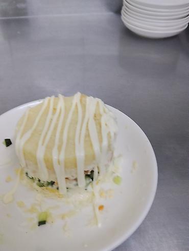 зимный салат: Слоёный салат порционный - Аккуратная круглая подача в кулинарном — 1