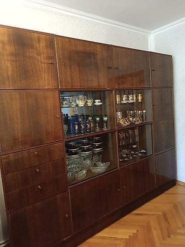 Klassik üslubda iri ölçülü divar dolabı-vitrin - Material: laklı lalafo.az -da Klassik üslubda iri ölçülü divar dolabı-vitrin - Material: laklı