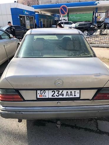 Mercedes-Benz: Седан Mercedes-Benz с кузовом E-класса (W124) бежевого цвета — 2