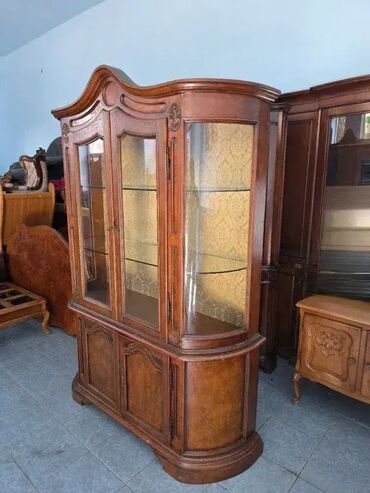 Stilske vitrine: Prelepa vitrina u odlicnom stanju. Visina 210 cm Sirina 150 cm Dubina — 4