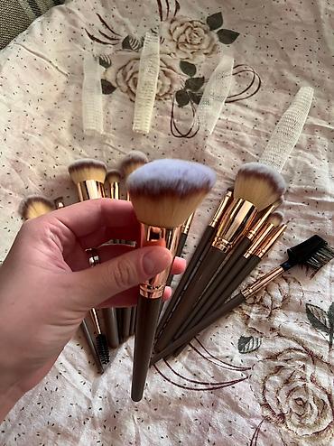 Косметика: Продается набор кистей для макияжа.Если покупаете 2 набора цена 1500 — 21