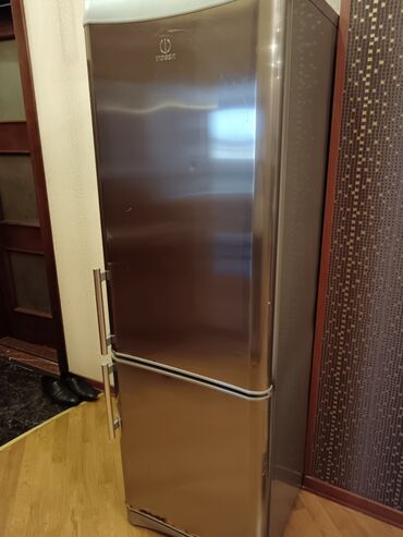 indezit: Б/у 2 двери Indesit Холодильник Продажа, цвет - Серый, Встраиваемый