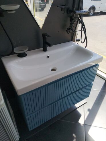 Hamam üçün aksessuarlar: Ağ rəngdə keramika lavabo, iki rəfli, şaquli zolaqlı dizayna malik