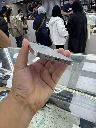iphone 15 max: IPhone 15 Pro Max, Б/у, 256 ГБ, Natural Titanium, Зарядное устройство, Защитное стекло, Чехол, 85 % — 3