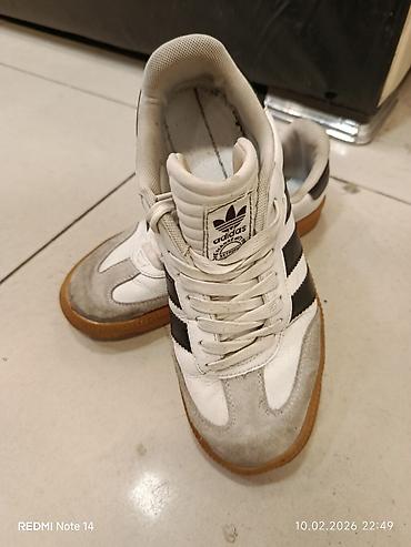 rezin bot: Adidas Samba OG kişi idman ayaqqabısı - Rəng: ağ üst hissə, boz süet — 1