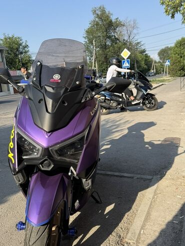 купить трехколесный мотороллер: Скутер Yamaha Xmax в фиолетовом цвете. Оснащен ветровым стеклом