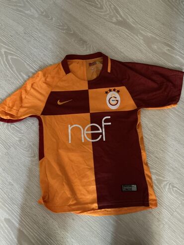 İdman formaları: Galasaray köhne forması 7-8 işledilmiş 8 nomre Xəzər adı yazılmışdır