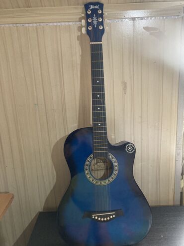 Гитара Jervis синего цвета совсем новое.В комплект входит чехол и