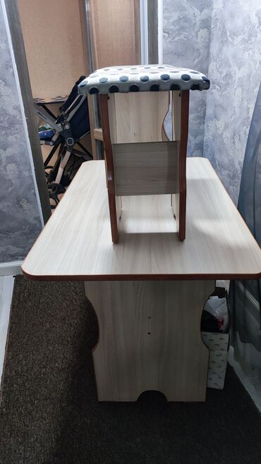 деревянные столы для кухни: Кухонный Стол, цвет - Бежевый, Б/у