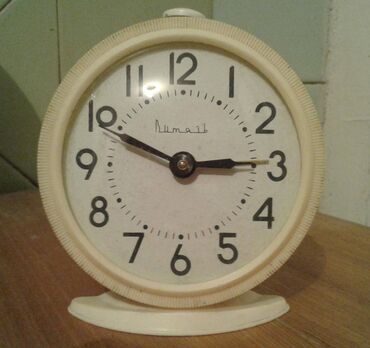 sovet saatı: Əla vəziyyətdə mexaniki sovet saatları satılır. "Vityaz" markası. Ağ