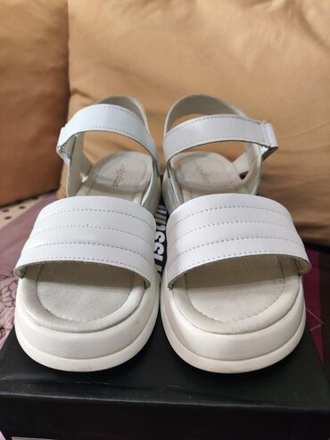 обувь белая: Продаю обувь кожав идеальном состоянии размер 39