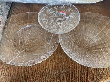 деревянные тарелки: 2шт стеклянные большие подноса и 1шт для тарелка для