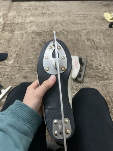 Коньки: Продам 2конька синие размер 37 в среднем состоянии с Москвы Белые — 12