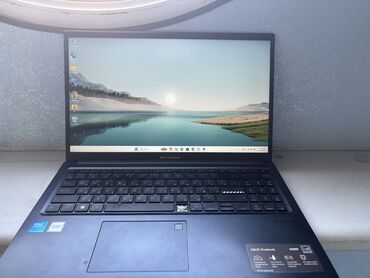 işlenmiş notebooklar: ASUS VIVOBOOK 15 (X1504VAP) İşlək vəziyyətdə. Sağ altda bir düymə