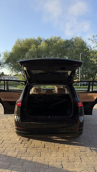 GAC: Черный кроссовер/внедорожник с просторным салоном и бежевой кожаной — 4