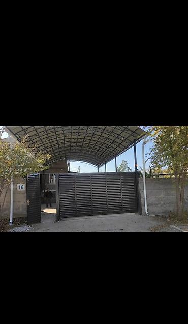 Откатные ворота: Металлические ворота с горизонтальными ламелями, окрашенные в серый — 23