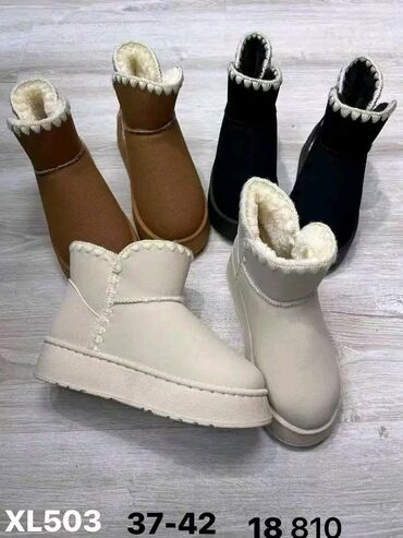 Čizme: Cizmice 
37-42 brojevi
cena 2950 din — 13